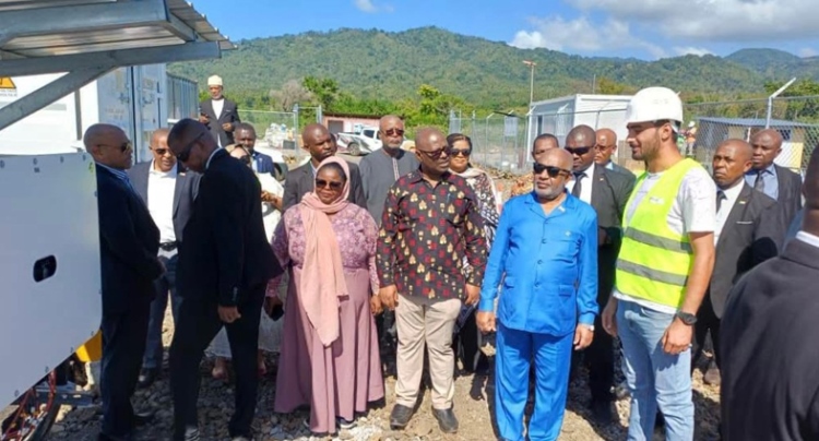 Energie solaire I Le chef de l’Etat visite la centrale de Mbangani